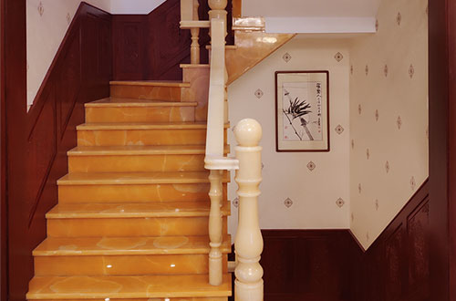 淮北中式别墅室内汉白玉石楼梯的定制安装装饰效果
