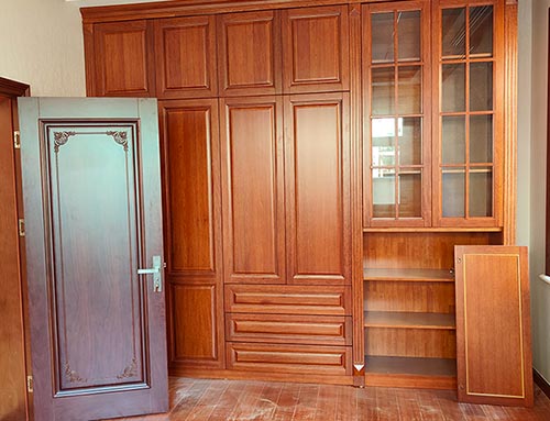 淮北中式家庭装修里定制的实木衣柜效果图